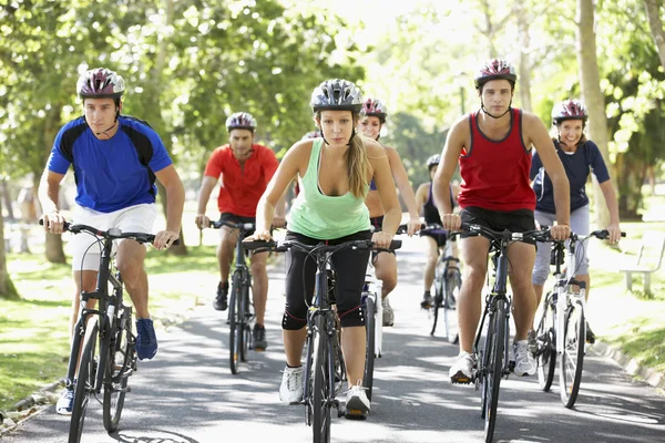 Grupp cyklister på cykeln ritt — Stockfoto