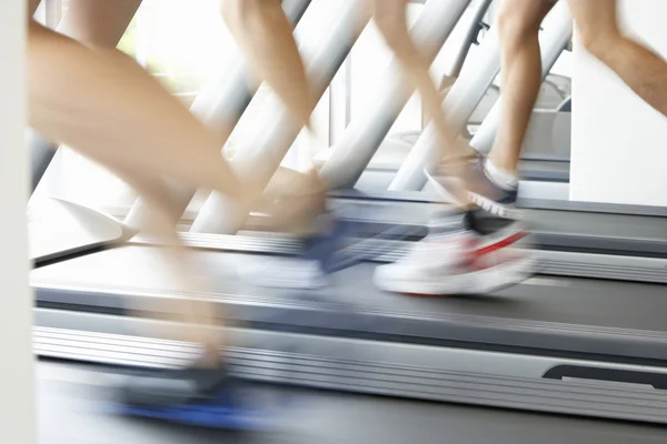 Τα πόδια στο τρέξιμο το μηχάνημα στο γυμναστήριο — Φωτογραφία Αρχείου