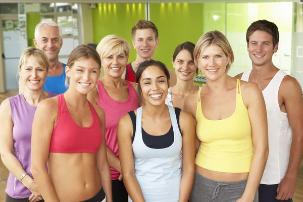 Grupo de membros do ginásio na classe de fitness — Fotografia de Stock