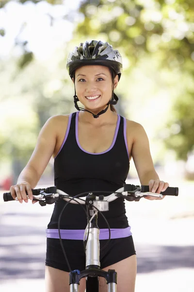 Woman Cycling Through Park — Stock Photo, Image