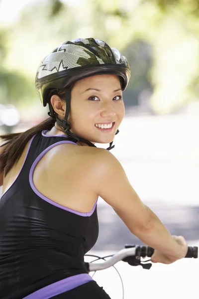 公園をサイクリング女性 — ストック写真