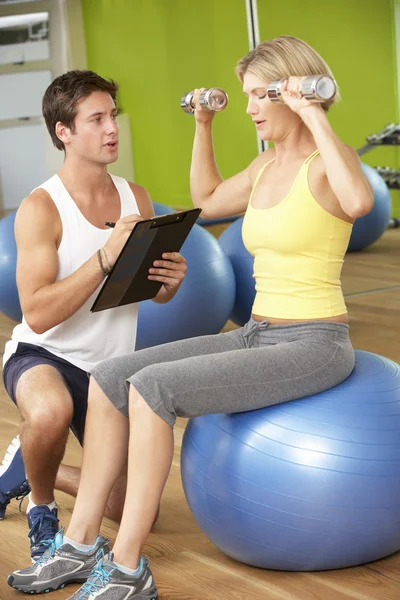 Vrouw in de sportschool — Stockfoto