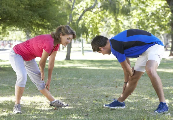 Seniorin arbeitet mit Personal Trainer — Stockfoto