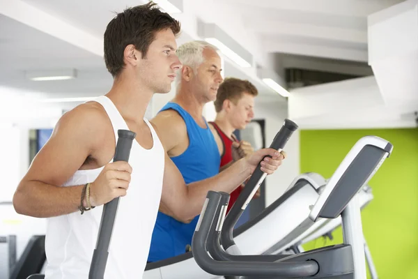 Personas que utilizan diferentes equipos de gimnasio —  Fotos de Stock