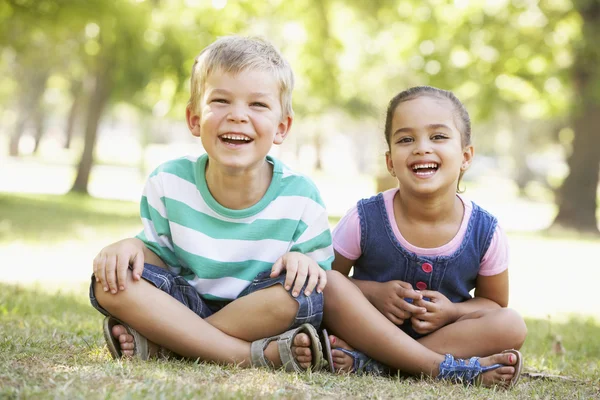 Niños jugando juntos en el parque — Foto de Stock