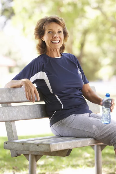 Senior vrouw rusten na het sporten — Stockfoto