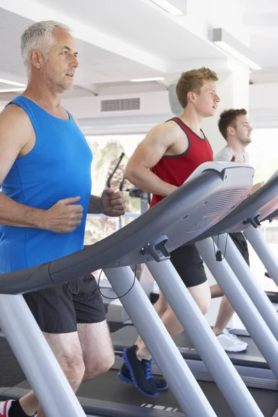 Männer mit Laufgeräten im Fitnessstudio — Stockfoto