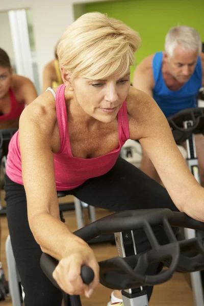 Mujer tomando parte en la clase de spinning — Foto de Stock