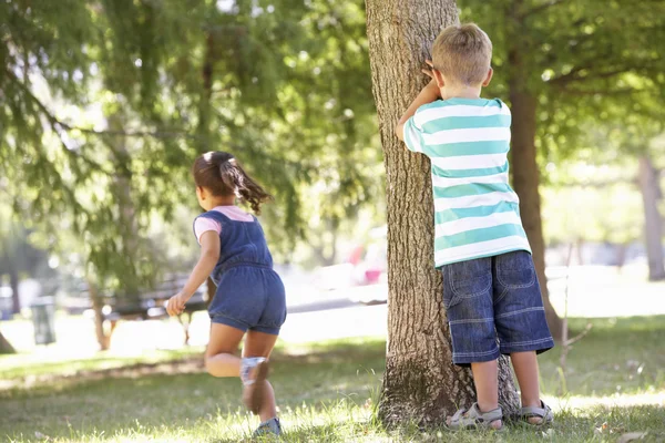 Crianças brincando de esconder e procurar no parque — Fotografia de Stock