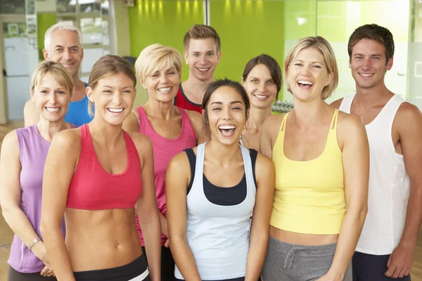 Grupo de membros do ginásio na classe de fitness — Fotografia de Stock