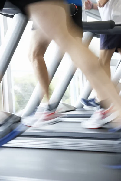 Pieds sur la machine à courir dans le gymnase — Photo