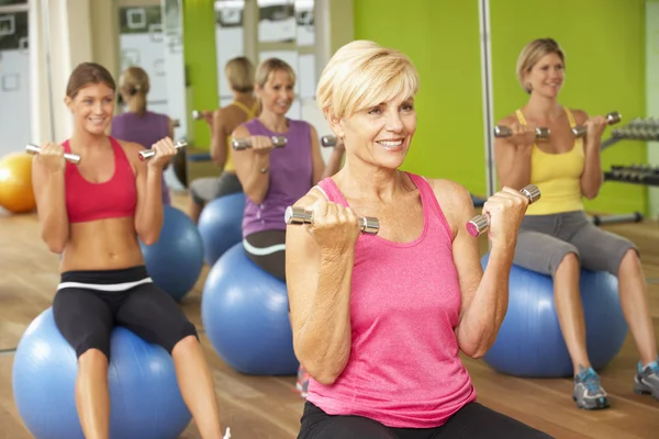 Femmes faisant de l'exercice avec haltères — Photo