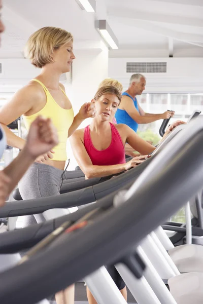 Spor salonunda çalışan bir kadın. — Stok fotoğraf