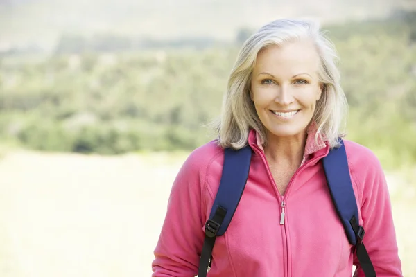 Seniorin auf Wanderung — Stockfoto