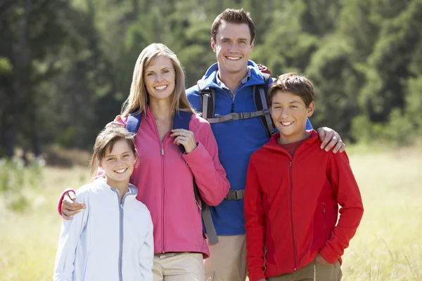 Glückliche Familie in schöner Landschaft — Stockfoto