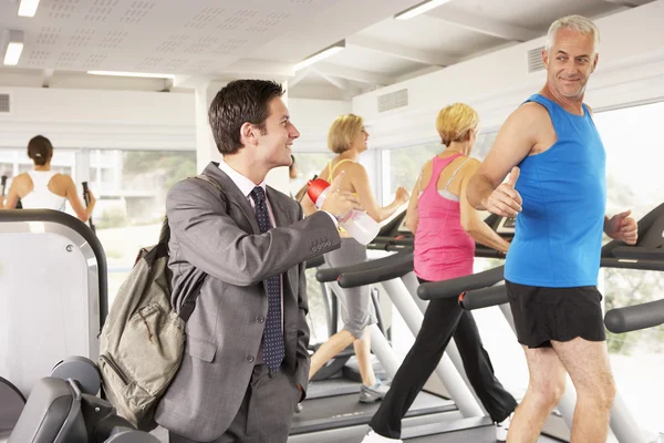 Uomo d'affari che arriva in palestra dopo il lavoro — Foto Stock