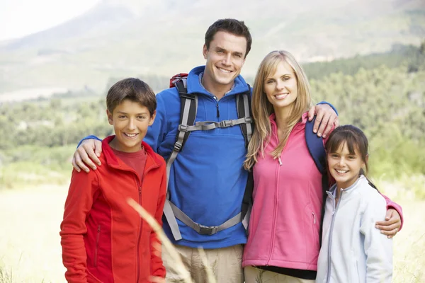 Famille heureuse dans la belle campagne — Photo