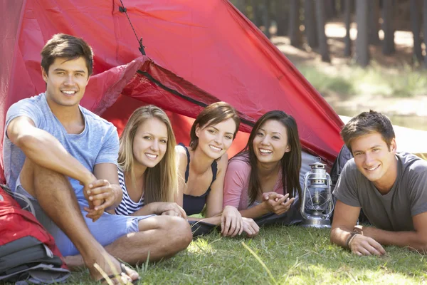 Grupp av personer på Camping — Stockfoto