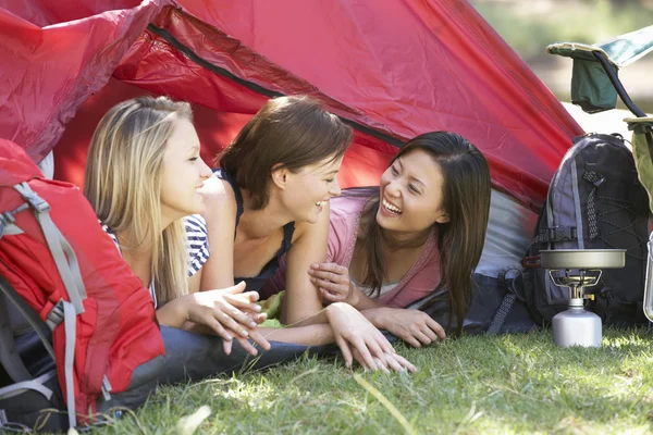 Kamp üzerinde üç kadın — Stok fotoğraf