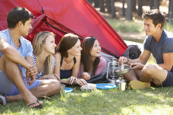 Personer matlagning frukost på Camping — Stockfoto