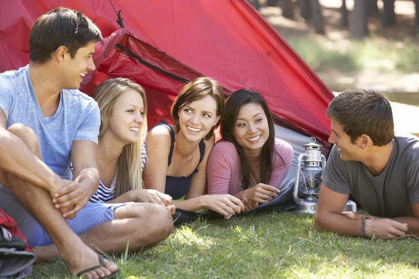 Kamp üzerinde bir grup insan — Stok fotoğraf