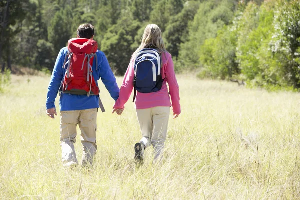 Koppel op wandeling In het prachtige landschap — Stockfoto