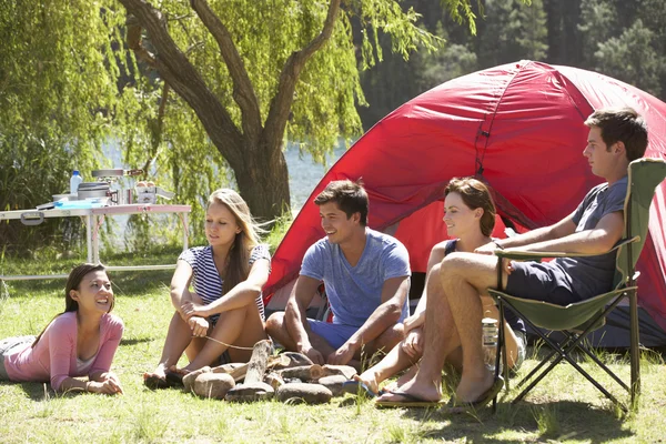 Grupp av personer på Camping — Stockfoto