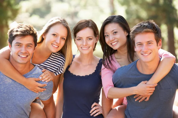 Vrienden die samen tijd doorbrengen — Stockfoto