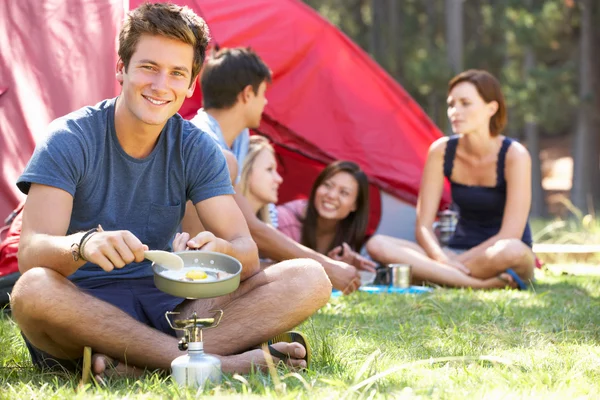 Jeune homme cuisiner petit déjeuner pour les amis — Photo