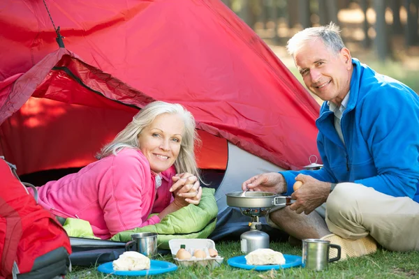 Äldre par matlagning frukost — Stockfoto