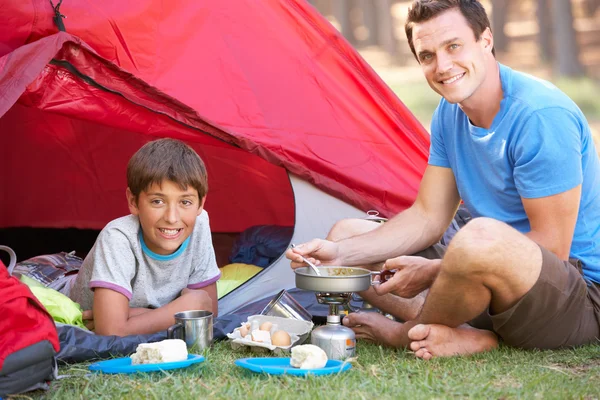 Padre e figlio cucina la colazione — Foto Stock