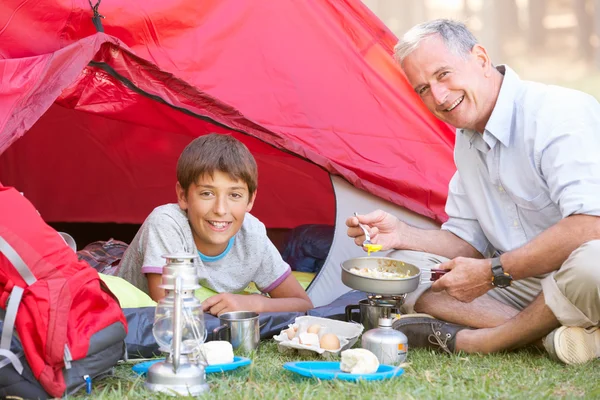 Farfar och barnbarn matlagning frukost — Stockfoto