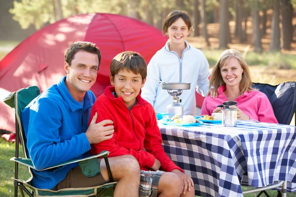 キャンプ場で家族を楽しむ食事 — ストック写真