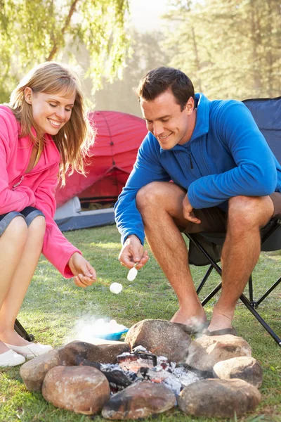 Pareja tostadas malvaviscos sobre fuego Camping — Foto de Stock