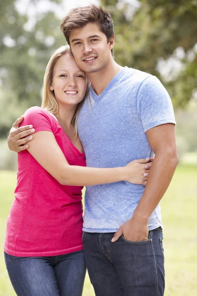 Romantisch paar knuffelen in platteland — Stockfoto