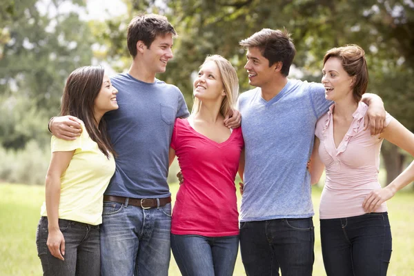 Groupe d'amis marchant à travers la campagne — Photo