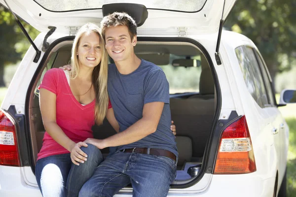 Paar sitzt im Kofferraum des Autos — Stockfoto