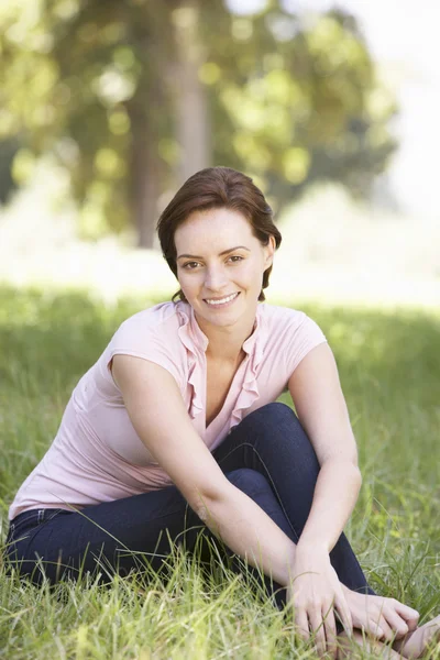 Junge Frau entspannt auf dem Land — Stockfoto