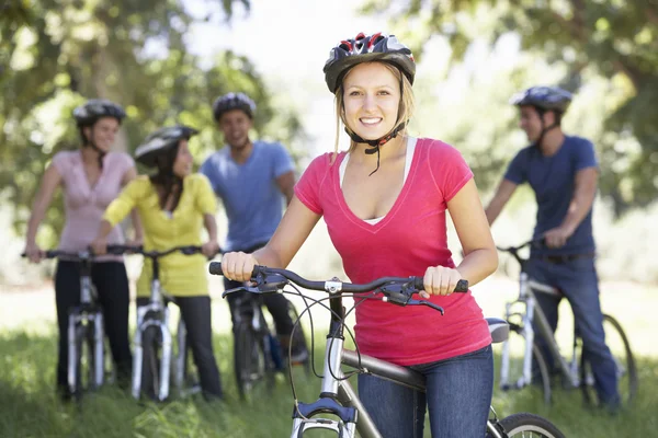 Женщина с друзьями на велосипеде — стоковое фото