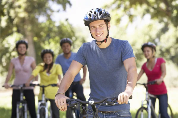 Homme avec des amis en vélo — Photo