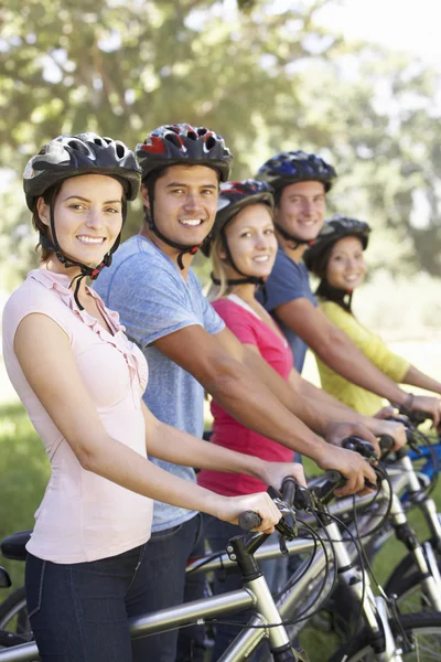 Freunde auf Radtour in der Natur — Stockfoto