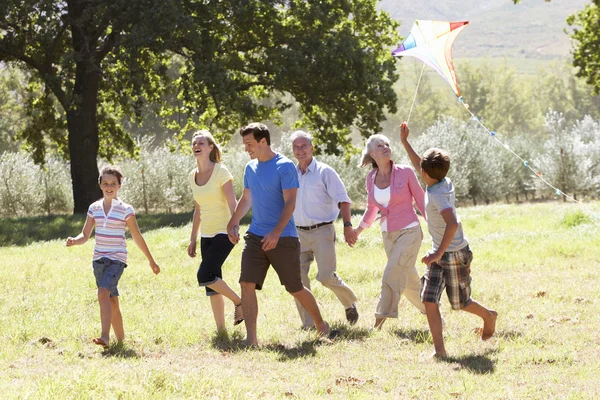 Família de três gerações caminhando no campo — Fotografia de Stock