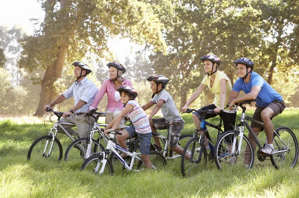 Familie tijdens fietstocht — Stockfoto