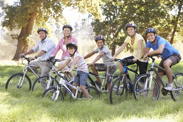 Familie während Fahrradtour — Stockfoto