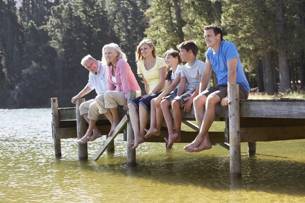 Drie-generatie familie op houten steiger — Stockfoto