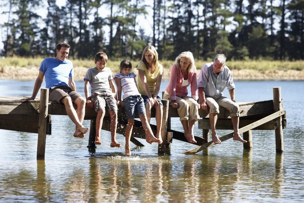 Tři generace rodiny na dřevěné molo — Stock fotografie