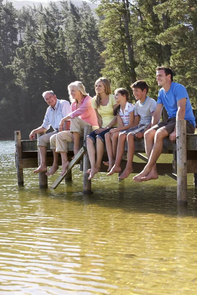 木製の桟橋の 3 世代家族 — ストック写真