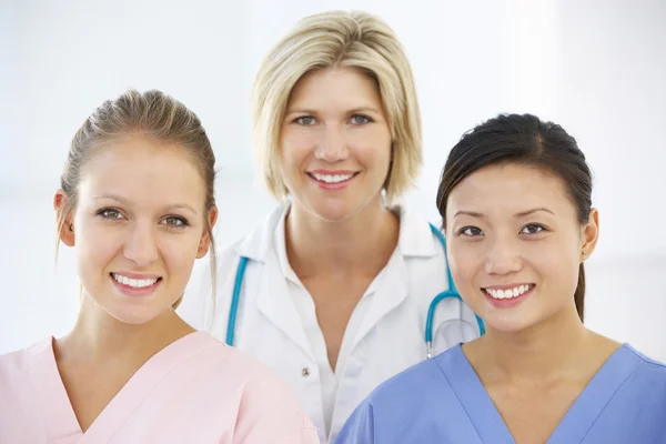 Женская медицинская команда — стоковое фото