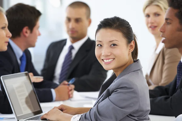 Weibliche Führungskraft bei Bürobesprechung — Stockfoto