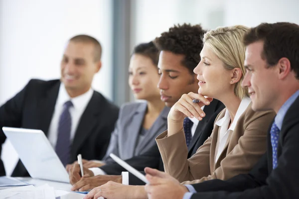 Mensen uit het bedrijfsleven luisteren naar collega over de bijeenkomst van — Stockfoto